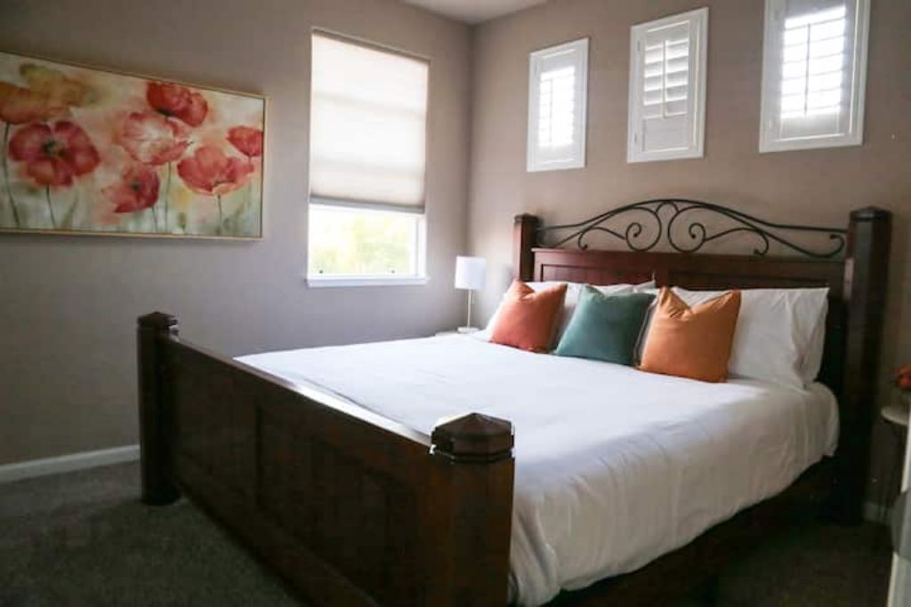 4 habitaciones, tabla de planchar con plancha y cuna de viaje 