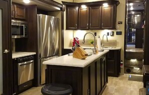 Private kitchen - Florida RV 5th Wheel Adventure at Resort by the River with Wi-Fi (Venice)