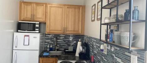 Een koelkast, een magnetron, een oven