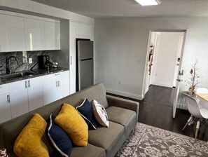 Living area - Spacious Apartment Central Located (Hialeah)