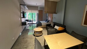 Căn hộ tiện nghi đơn giản, 1 giường cỡ queen và sofa giường, cao tầng | Màn/rèm cản sáng, bàn ủi/dụng cụ ủi quần áo 