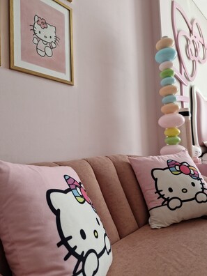 设计公寓 | 起居区 | 42-英寸液晶电视（配备数码频道）、流媒体服务、办公室