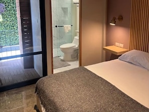 Tina con regadera, amenidades de baño gratuitas, secadora de cabello