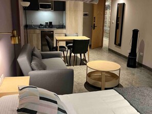 Appartement Confort | Décor unique, rideaux d’obscurcissement, fer et planche à repasser