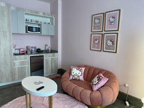 Frigobar, microondas, placa de cocina, cafetera/tetera