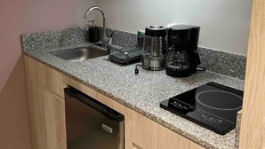 Căn hộ tiện nghi đơn giản | Bếp riêng | Dụng cụ pha cà phê/trà, tủ lạnh nhỏ, lò vi sóng, bếp nấu 