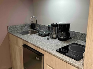 Frigobar, microondas, placa de cocina, utensilios de cocina