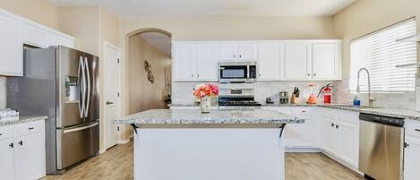 Kylskåp, mikrovågsugn, ugn och spishäll