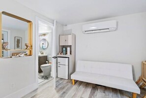 Bathroom - "Sunshine House" Studio Palm Farm Overlook

 (West Palm Beach)