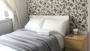 Deluxe Double Room Single Use, 1 Double Bed, Garden View | Iron/ironing board, free WiFi - Woodland Guesthouse (Bradford)