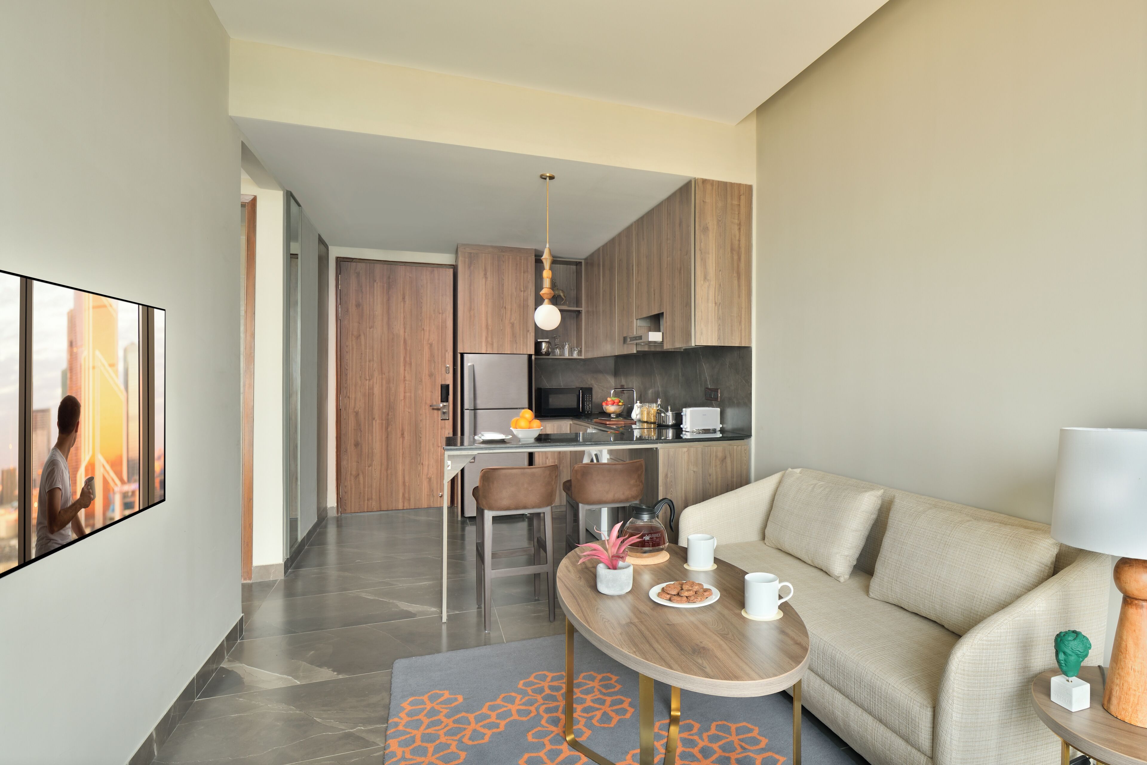 Una cocina moderna con armarios de madera, un comedor con mesa redonda y un sofá.