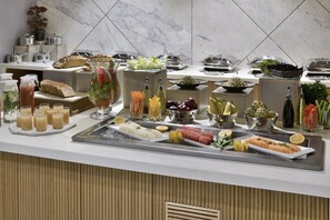 Tägliches Frühstücksbuffet gegen Gebühr