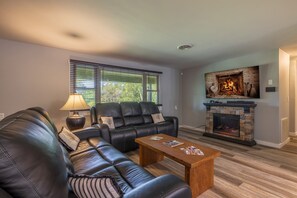 Smart TV, fireplace, ping pong - Onyx Outpost (13 min to Old Man’s Cave) (Logan)