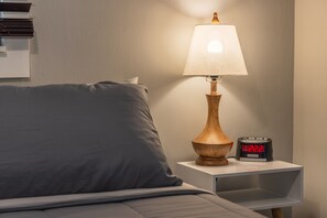 4 chambres, fer et planche à repasser, lit de bébé portatif