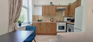 Familie appartement | Privékeuken | Een koelkast, een magnetron, een oven, een broodrooster