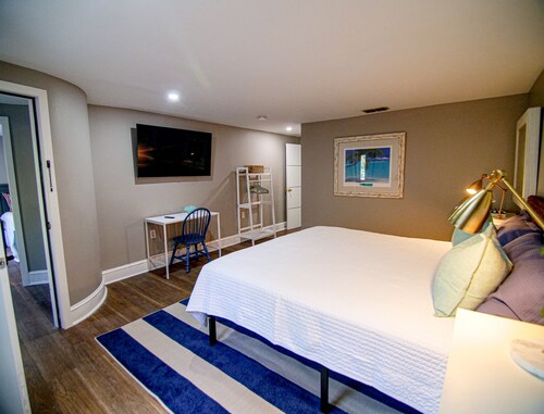 The Capitol Inn Sarasota Room - King bed