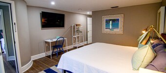 The Capitol Inn Sarasota Room - King bed