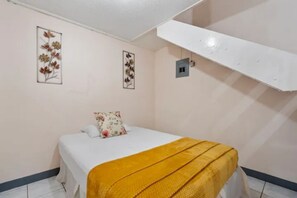 1 habitación, tabla de planchar con plancha, wifi y ropa de cama 