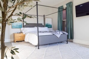 4 bedrooms, desk, iron/ironing board, WiFi