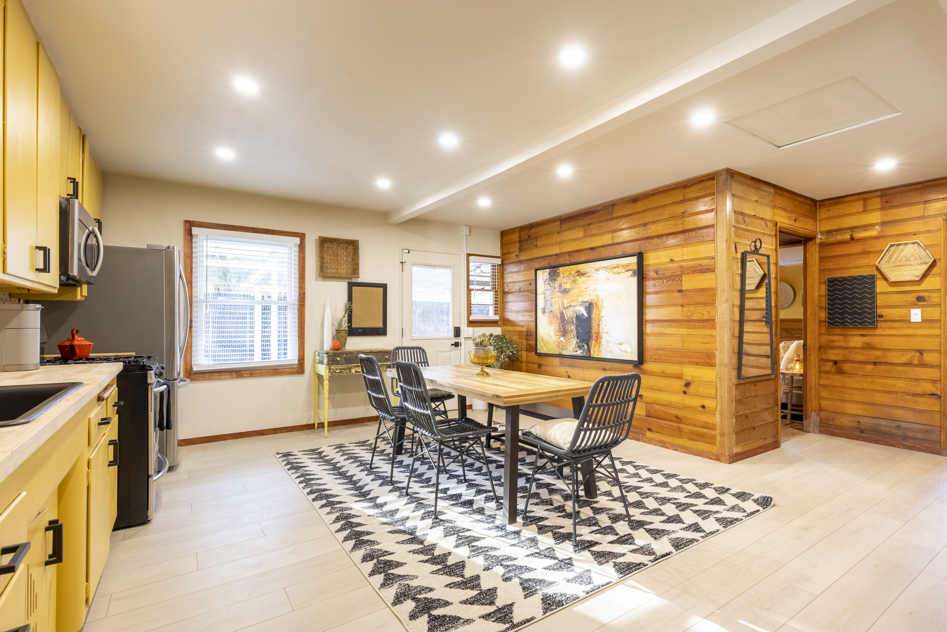 Jääkaappi, mikroaaltouuni, uuni, liesi