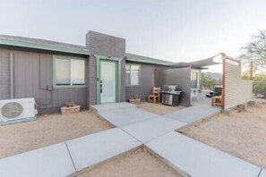 Terrace/patio - New! Twilite Cactus Villa @ Joshua Tree-Pool, Spa, Fire Pit (Twentynine Palms)