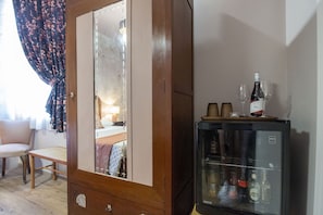 Premium bedding, memory foam beds, in-room safe, free WiFi