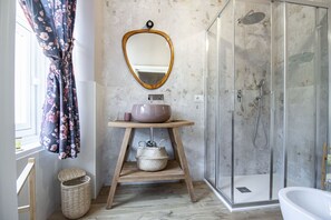 Double Room | Bathroom | Shower, rainfall showerhead, hair dryer, bathrobes - Epimonì B&b (Catania)