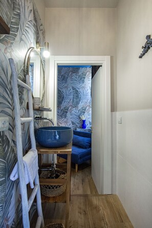 Triple Room | Bathroom | Shower, rainfall showerhead, hair dryer, bathrobes - Epimonì B&b (Catania)