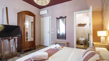 Habitación doble | Ropa de cama de alta calidad, colchones viscoelásticos, caja fuerte