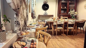 Se ofrece un desayuno completo todos los días (por un coste adicional)