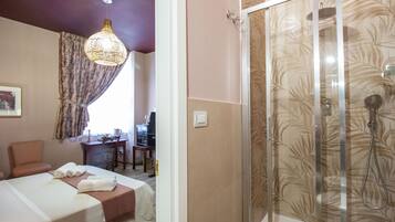 Habitación doble | Baño | Ducha, cabezal de ducha tipo lluvia, secador de pelo y albornoces