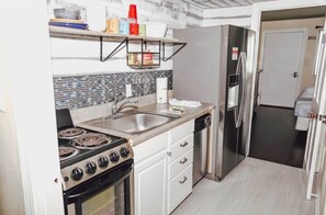 Kühlschrank, Mikrowelle, Toaster, Mixer