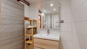 Dusche, Haartrockner, Handtücher