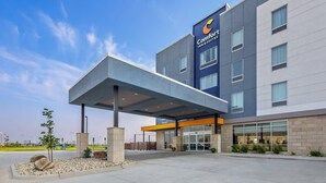 A Comfort Inn & Suites hotel with a modern design, featuring a covered entrance and a clear view of the building's facade. - Comfort Inn & Suites at Sanford Sports Complex (Sioux Falls)