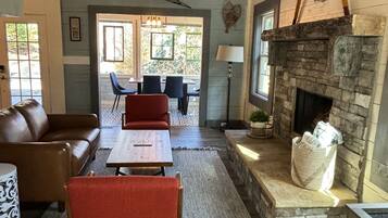 Smart TV, fireplace, books, stereo