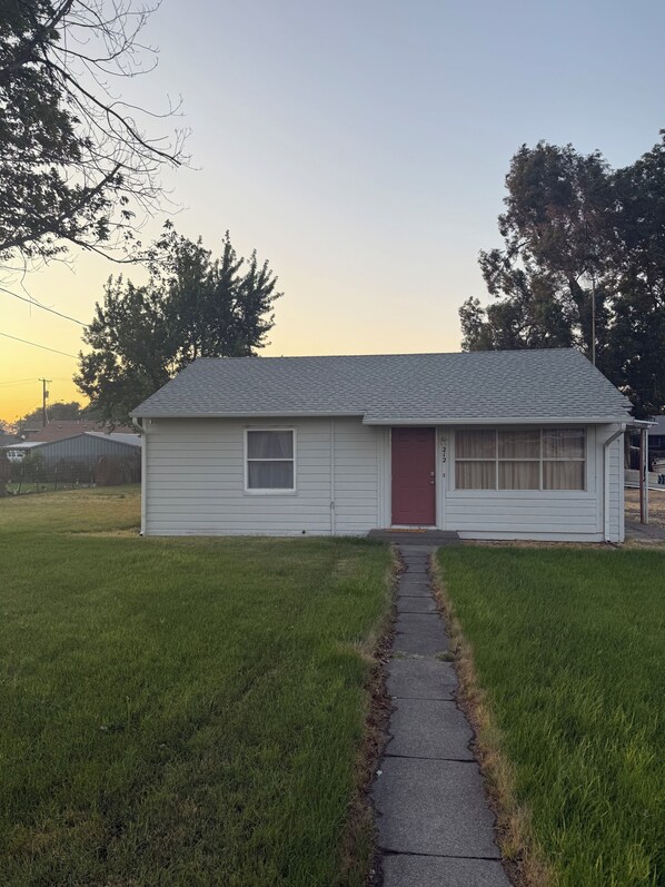 Exterior - La Cozy Casita! where you'll stay like you're at home! (Umatilla)