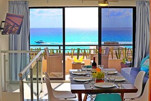 Outdoor dining - Beach front condo w/ Ocean View~Fast WiFi~3 Pools (Cancun, Puerto Juárez)