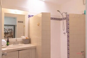 吹风机、毛巾、肥皂、洗发水