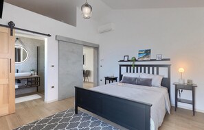 3 habitaciones, tabla de planchar con plancha y cuna de viaje 