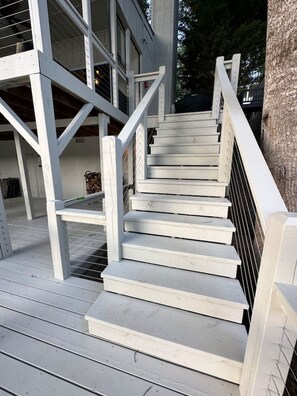 Una escalera con barandillas blancas que conduce a la entrada de un edificio.