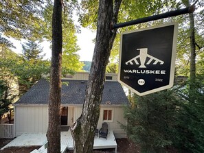 A sign with the text 'Warluskee' and the year '2022' indicating a location or establishment. - Warluskee Luxury Lakefront Cottage w/ Hot Tub

 (Waleska)