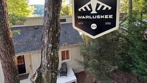 A sign with the text "WARLUSKEE" and the year "2022" hanging from a tree. - Warluskee Luxury Lakefront Cottage w/ Hot Tub

 (Waleska)