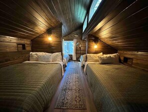 3 bedrooms, free WiFi, bed sheets - Warluskee Luxury Lakefront Cottage w/ Hot Tub

 (Waleska)