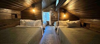 Warluskee Luxury Lakefront Cottage w/ Hot Tub

