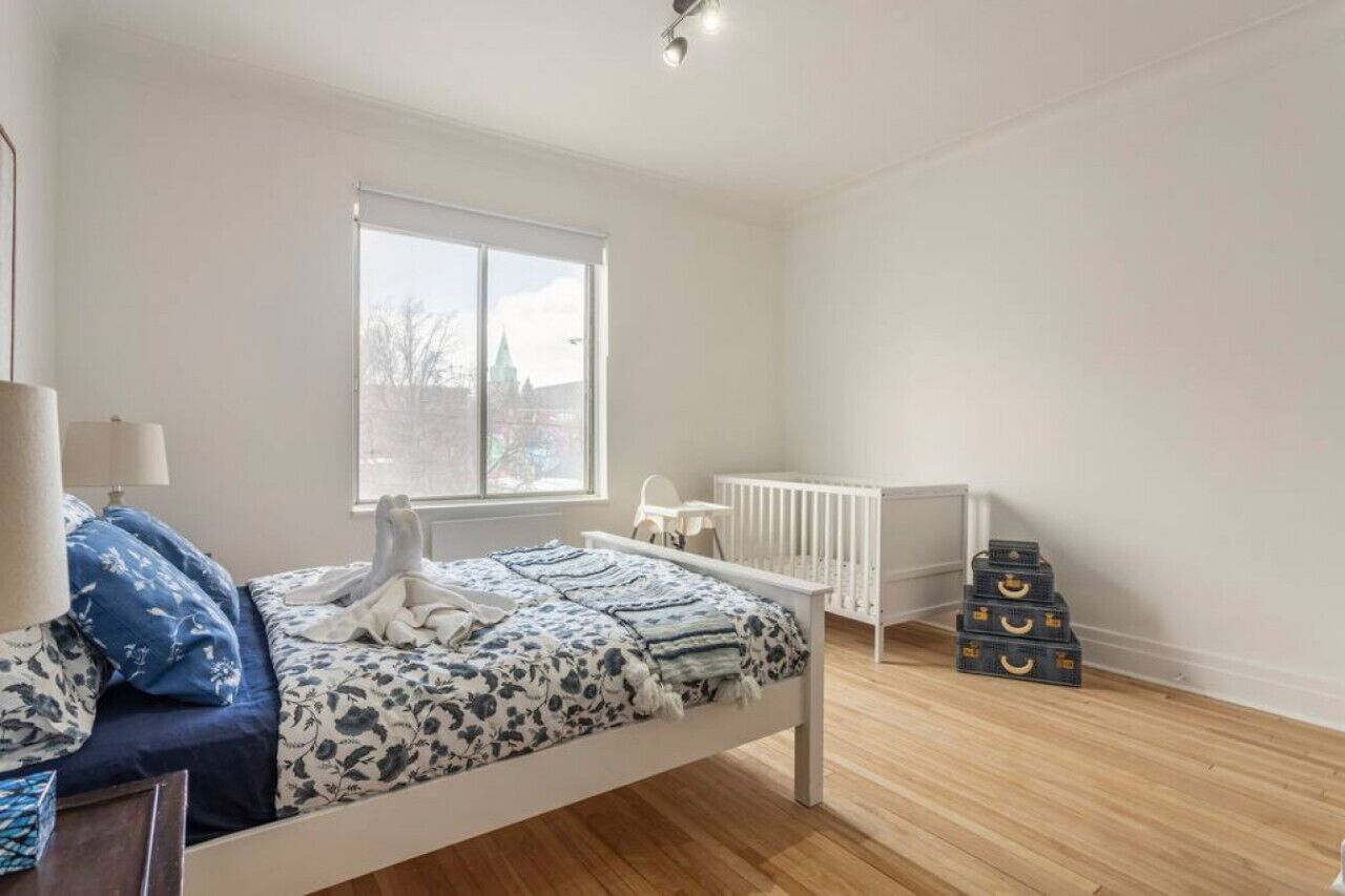 3 bedrooms, desk, iron/ironing board, travel crib