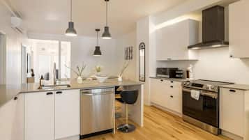 Frigorifero, microonde, forno, piano cottura