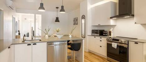 ثلاجة، ميكروويف، فرن، موقد طهي مسطح