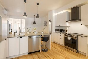 ثلاجة، ميكروويف، فرن، موقد طهي مسطح