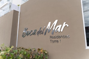 A building facade with the sign "Bodega Mar Residencias Torre I". - Tower Condo Pretty Ocean View Boca Chica (Boca Chica)