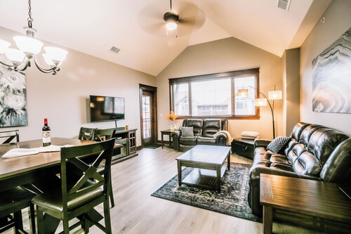 Stylish, fully equipped 2-bed / 2-bath condo in Riverstone Village